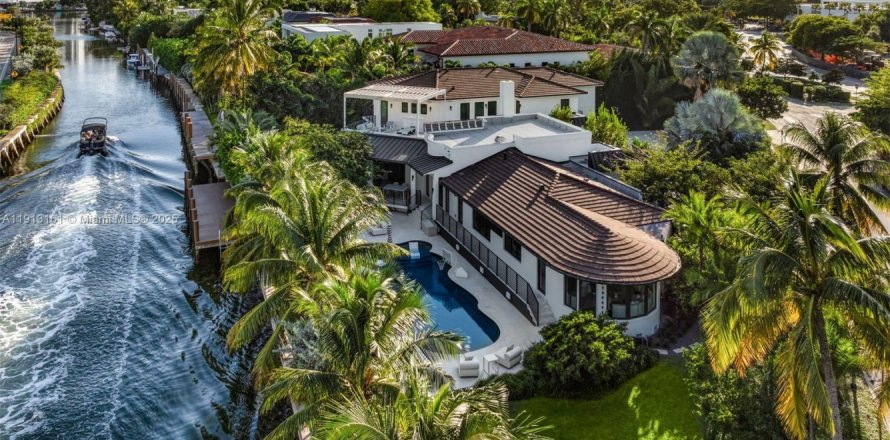 House in Miami Beach, Florida 9 bedrooms, 657.84 sq.m. № 1970260