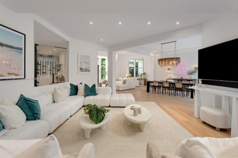 House in Miami Beach, Florida 9 bedrooms, 657.84 sq.m. № 1970260 - photo 5