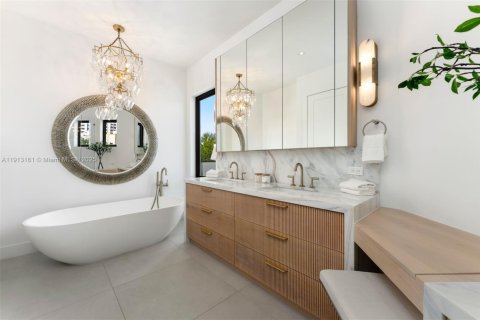 House in Miami Beach, Florida 9 bedrooms, 657.84 sq.m. № 1970260 - photo 11