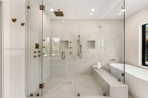 House in Miami Beach, Florida 9 bedrooms, 657.84 sq.m. № 1970260 - photo 15