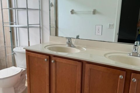 Touwnhouse à vendre à Miami, Floride: 3 chambres, 142.14 m2 № 2001340 - photo 8