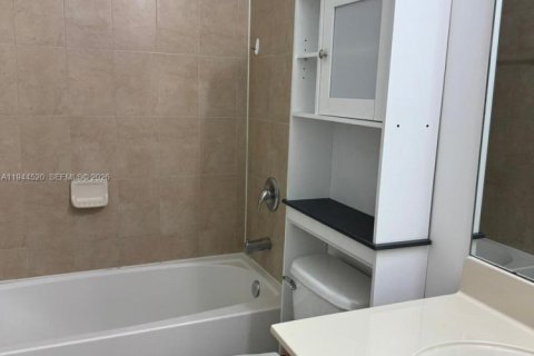 Touwnhouse à vendre à Miami, Floride: 3 chambres, 142.14 m2 № 2001340 - photo 13