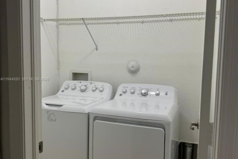 Touwnhouse à vendre à Miami, Floride: 3 chambres, 142.14 m2 № 2001340 - photo 9