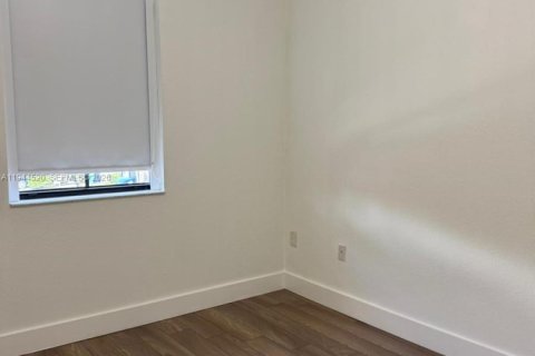 Touwnhouse à vendre à Miami, Floride: 3 chambres, 142.14 m2 № 2001340 - photo 12