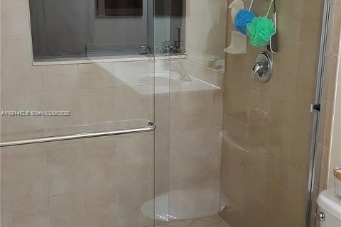 Touwnhouse à vendre à Miami, Floride: 3 chambres, 142.14 m2 № 2001340 - photo 7