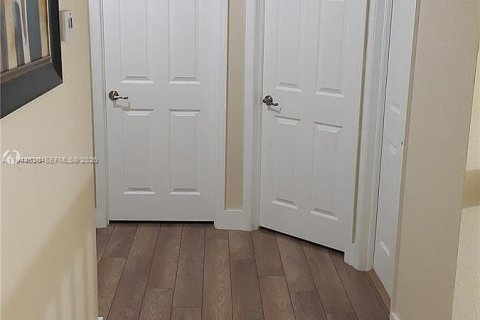 Touwnhouse à vendre à Miami, Floride: 3 chambres, 142.14 m2 № 2001340 - photo 11