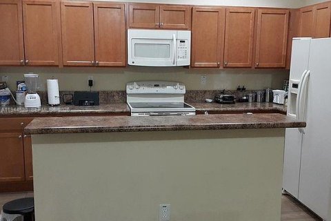 Touwnhouse à vendre à Miami, Floride: 3 chambres, 142.14 m2 № 2001340 - photo 4