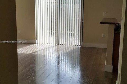 Touwnhouse à vendre à Miami, Floride: 3 chambres, 142.14 m2 № 2001340 - photo 2