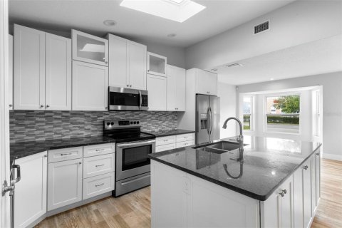 House in Palm Bay, Florida 4 bedrooms, 148.83 sq.m. № 1792913 - photo 8