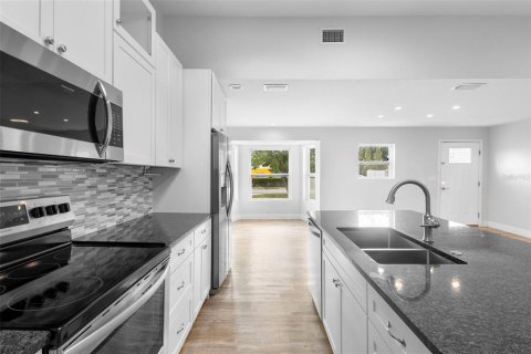 House in Palm Bay, Florida 4 bedrooms, 148.83 sq.m. № 1792913 - photo 7