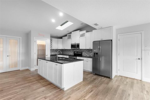 House in Palm Bay, Florida 4 bedrooms, 148.83 sq.m. № 1792913 - photo 9