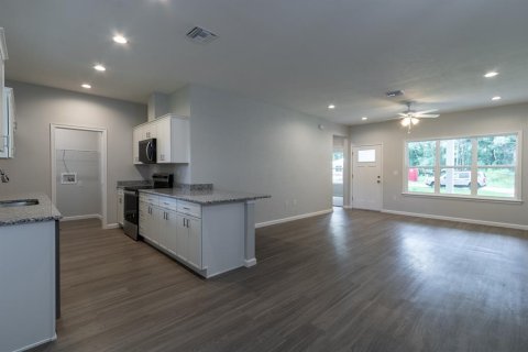 House in Trenton, Florida 3 bedrooms, 110.46 sq.m. № 1631531 - photo 9