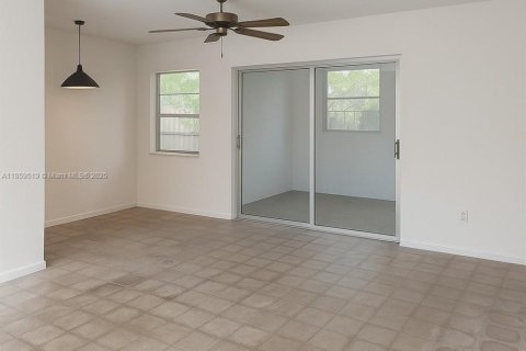 House in Hollywood, Florida 3 bedrooms, 176.98 sq.m. № 1892385 - photo 4