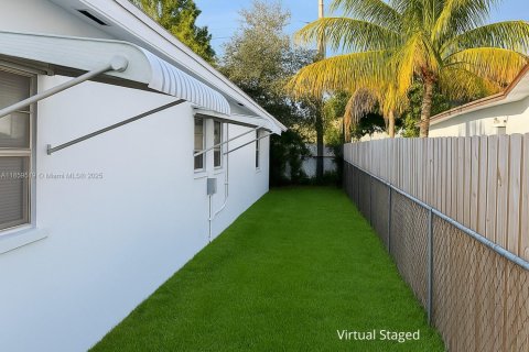 House in Hollywood, Florida 3 bedrooms, 176.98 sq.m. № 1892385 - photo 6