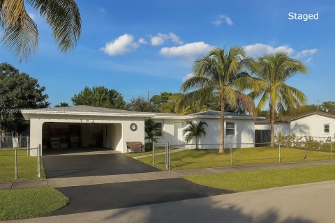 House in Hollywood, Florida 3 bedrooms, 176.98 sq.m. № 1892385 - photo 1
