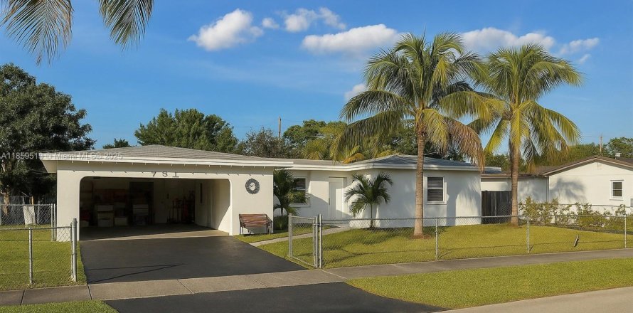 House in Hollywood, Florida 3 bedrooms, 176.98 sq.m. № 1892385