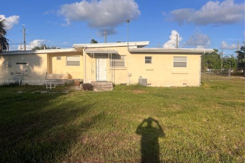 House in Lake Worth, Florida 3 bedrooms, 121.98 sq.m. № 1796350 - photo 8