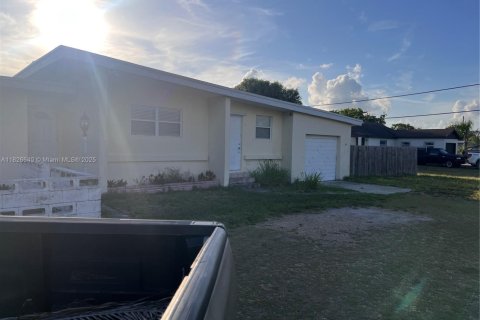 House in Lake Worth, Florida 3 bedrooms, 121.98 sq.m. № 1796350 - photo 7