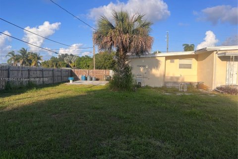 House in Lake Worth, Florida 3 bedrooms, 121.98 sq.m. № 1796350 - photo 2