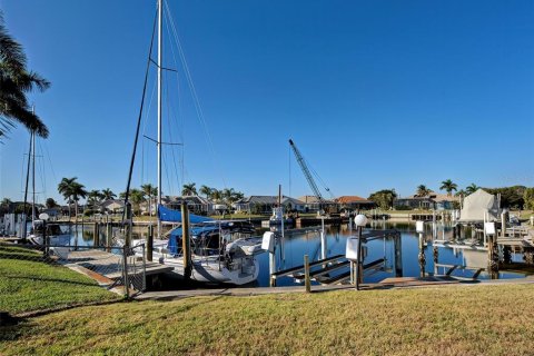 House in Punta Gorda, Florida 3 bedrooms, 196.49 sq.m. № 2122033 - photo 5
