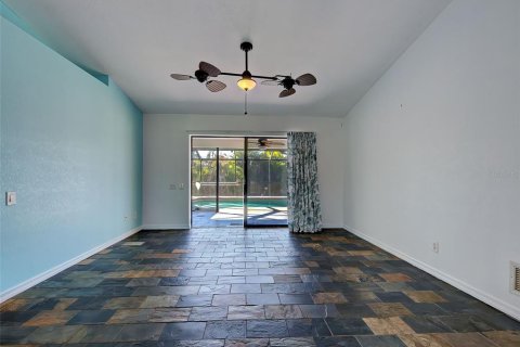 House in Punta Gorda, Florida 3 bedrooms, 196.49 sq.m. № 2122033 - photo 11