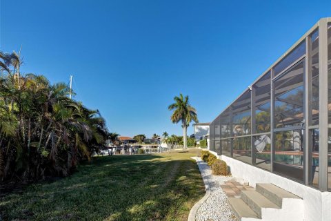 House in Punta Gorda, Florida 3 bedrooms, 196.49 sq.m. № 2122033 - photo 8