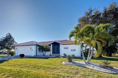 House in Punta Gorda, Florida 3 bedrooms, 196.49 sq.m. № 2122033 - photo 2