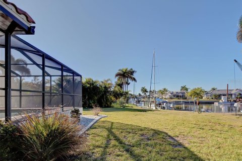 House in Punta Gorda, Florida 3 bedrooms, 196.49 sq.m. № 2122033 - photo 3