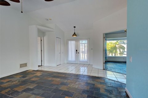 House in Punta Gorda, Florida 3 bedrooms, 196.49 sq.m. № 2122033 - photo 14