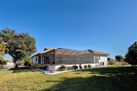House in Punta Gorda, Florida 3 bedrooms, 196.49 sq.m. № 2122033 - photo 6