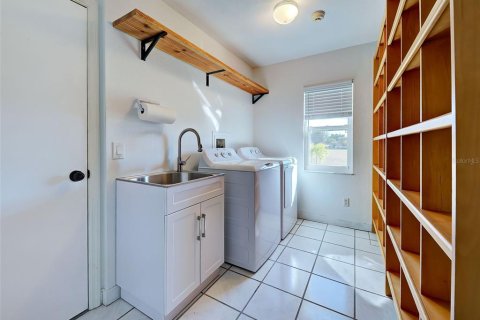 House in Punta Gorda, Florida 3 bedrooms, 196.49 sq.m. № 2122033 - photo 28