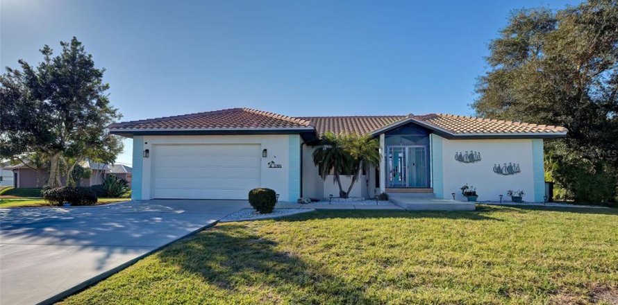 House in Punta Gorda, Florida 3 bedrooms, 196.49 sq.m. № 2122033