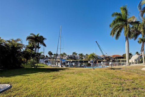 House in Punta Gorda, Florida 3 bedrooms, 196.49 sq.m. № 2122033 - photo 4