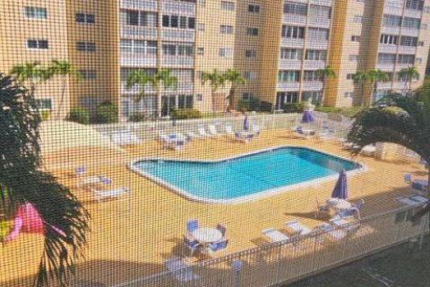 Condominio en Hallandale Beach, Florida, 2 dormitorios № 2251395