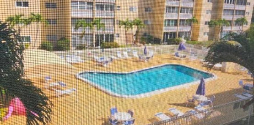 Condo in Hallandale Beach, Florida, 2 bedrooms  № 2251395