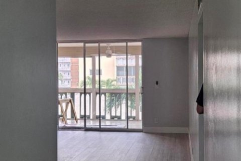 Condo in Hallandale Beach, Florida, 2 bedrooms  № 2251395 - photo 13