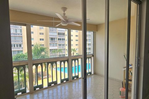 Condo in Hallandale Beach, Florida, 2 bedrooms  № 2251395 - photo 11