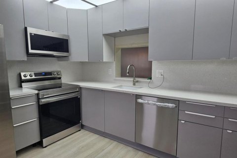 Condo in Hallandale Beach, Florida, 2 bedrooms  № 2251395 - photo 2