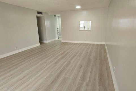 Condo in Hallandale Beach, Florida, 2 bedrooms  № 2251395 - photo 9