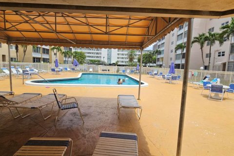 Condo in Hallandale Beach, Florida, 2 bedrooms  № 2251395 - photo 20