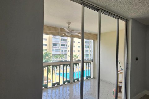 Condo in Hallandale Beach, Florida, 2 bedrooms  № 2251395 - photo 10