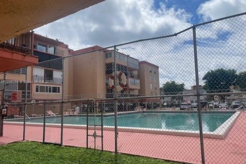 Condo in Hialeah, Florida, 1 bedroom  № 1948989 - photo 1