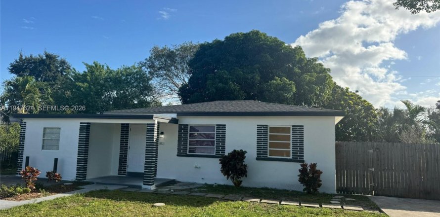 House in Miami, Florida 3 bedrooms, 94.2 sq.m. № 2004462