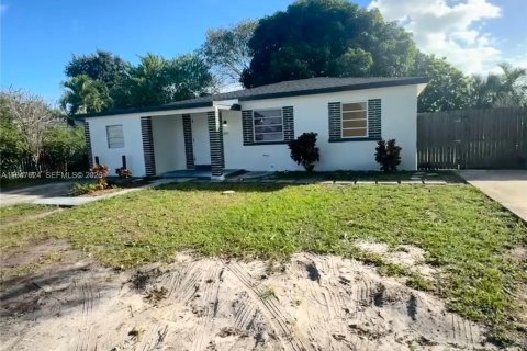 House in Miami, Florida 3 bedrooms, 94.2 sq.m. № 2004462 - photo 2