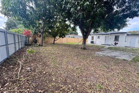 House in Miami, Florida 3 bedrooms, 94.2 sq.m. № 2004462 - photo 19