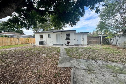 House in Miami, Florida 3 bedrooms, 94.2 sq.m. № 2004462 - photo 22