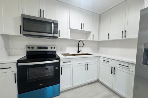 House in Miami, Florida 3 bedrooms, 94.2 sq.m. № 2004462 - photo 8