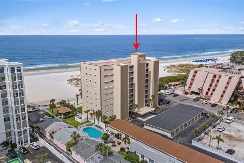Condominio en Saint Pete Beach, Florida, 2 dormitorios  № 2100029