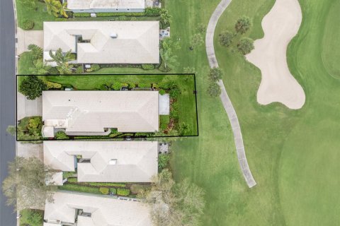 House in Vero Beach, Florida 2 bedrooms, 195 sq.m. № 1074774 - photo 1