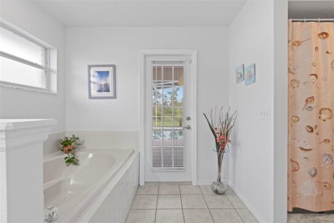 House in Deltona, Florida 4 bedrooms, 197.14 sq.m. № 1894651 - photo 17